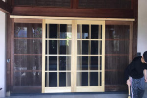 上郷にあるお寺の玄関に、網戸を付けるお仕事をさせて頂きました。 信州 下條村 丸正木工所