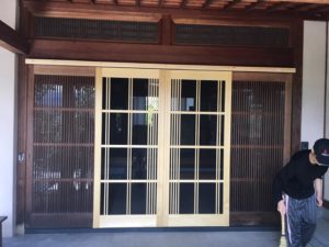 上郷にあるお寺の玄関に、網戸を付けるお仕事をさせて頂きました 信州 下條村 丸正木工所
