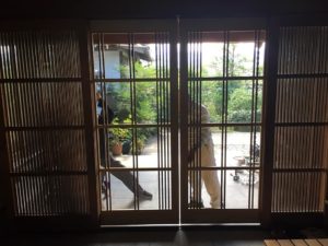 上郷にあるお寺の玄関に、網戸を付けるお仕事をさせて頂きました 信州 下條村 丸正木工所