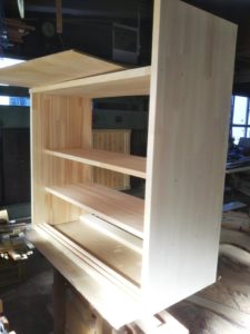 下駄箱を製作しています。 信州 下條村 丸正木工所