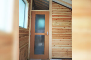 リフォームの現場です。ベランダへの出入り口と、廊下にある点検扉です。 信州 下條村 丸正木工所