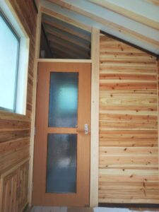 リフォームの現場です。ベランダへの出入り口と、廊下にある点検扉です。 信州 下條村 丸正木工所