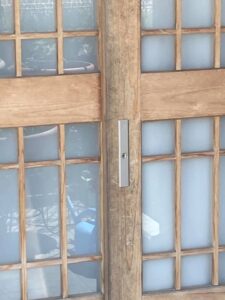 木製玄関引き違い戸 鍵取付施工工事 信州 下條村 丸正木工所