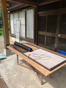 お一人暮らしのお施主から、今朝ほど電話を頂き、出張の網戸張替をしてきました 信州 下條村 丸正木工所