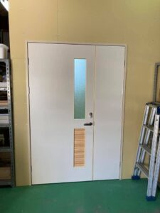 某店舗の親子の扉を納めに行きました。 信州 下條村 丸正木工所
