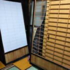障子の貼替えをしています 信州 下條村 丸正木工所