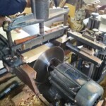 この機械で、横物の寸法を決め、凸の部分を作ります。 両面組子を作っています。 信州 下條村 丸正木工所