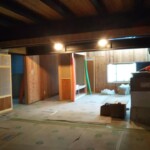 お施主様からのご希望で、『元々あった建具の組子が気に入っているので、使って欲しい』と言う事で、新しい建具に組み込んで、リフォームした場所の寸法に合うように製作しました。 信州 下條村 丸正木工所