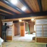 お施主様からのご希望で、『元々あった建具の組子が気に入っているので、使って欲しい』と言う事で、新しい建具に組み込んで、リフォームした場所の寸法に合うように製作しました。 信州 下條村 丸正木工所