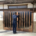 先日の額を入れた玄関戸を納めに行って来ました。 信州 下條村 丸正木工所