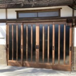 先日の額を入れた玄関戸を納めに行って来ました。 信州 下條村 丸正木工所