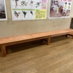 外部で使う用の椅子です。😊もったいないから、しばらく、室内で使おうかしらと言っていました。😆5人位座れるように、製作してありますが、何人座れるかな?😊 下條の檜と杉で、製作していた製品を納入してきました。 信州 下條村 丸正木工所