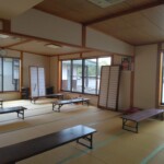 温泉施設の障子の貼替えをしています。 下條村 丸正木工所