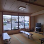 温泉施設の障子の貼替えをしています。 下條村 丸正木工所