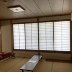 温泉施設の障子の貼替えをしています。 下條村 丸正木工所