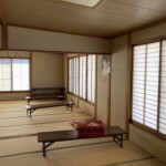 温泉施設の障子の貼替えをしています。 下條村 丸正木工所