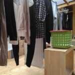 洗濯物を干す時にかごを置く台が欲しいな～と言ったら、作ってくれました。 下條村 丸正木工所