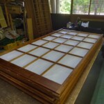 梅雨になる前に、障子の貼替えをしています。 下條村 丸正木工所