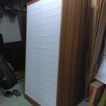梅雨になる前に、障子の貼替えをしています。 下條村 丸正木工所