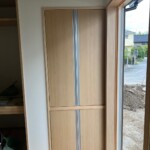 新築の現場です。「フラッシュ戸」の製作をしました。 新築の現場です。「フラッシュ戸」の製作をしました。 下條村 丸正木工所
