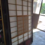障子の貼替えをしています。 下條村 丸正木工所