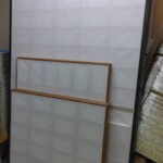 障子の貼替えをしています。 下條村 丸正木工所