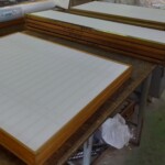 障子の貼替えをしています。 下條村 丸正木工所