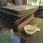 障子の貼替えをしています。 下條村 丸正木工所