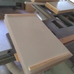 打った「蕎麦」を並べて入れて置く箱の底板を新しく作っています。 下條村 丸正木工所