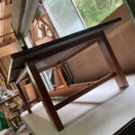 大正時代に作られた座卓の足を脱着可能にして、ローテーブルの脚で使用出来るように製作しています。 下條村 丸正木工所
