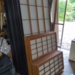 障子の貼り替えをしています。下條村 丸正木工所