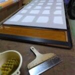 障子の貼り替えをしています。下條村 丸正木工所