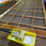 障子の貼り替えをしています。下條村 丸正木工所