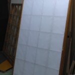 障子の貼り替えをしています。下條村 丸正木工所