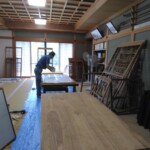 お寺の障子を貼り替えています。下條村 丸正木工所