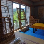 お寺の障子を貼り替えています。下條村 丸正木工所