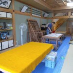 お寺の障子を貼り替えています。下條村 丸正木工所