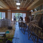 お寺の障子を貼り替えています。下條村 丸正木工所