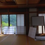 お寺の障子を貼り替えています。下條村 丸正木工所