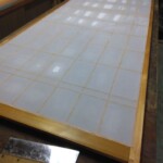 障子の貼替えをしています。 下條村 丸正木工所