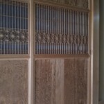 障子の貼り替えをしています。 下條村 丸正木工所