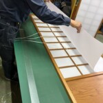 障子の貼替えをしています。 下條村 丸正木工所