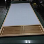障子の貼替えをしています。 下條村 丸正木工所